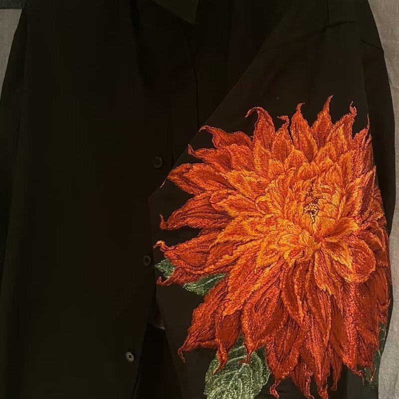 2024 Yamamoto Style Czerwona koszula z kwiatem męska japońska wydłużona ciemna haftowana kwiatowa góra unisex luźne koszule