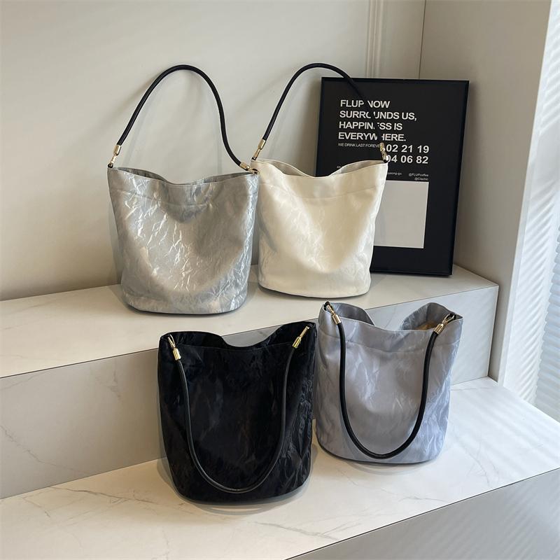 Мягкая кожаная сумка через плечо — фото 7