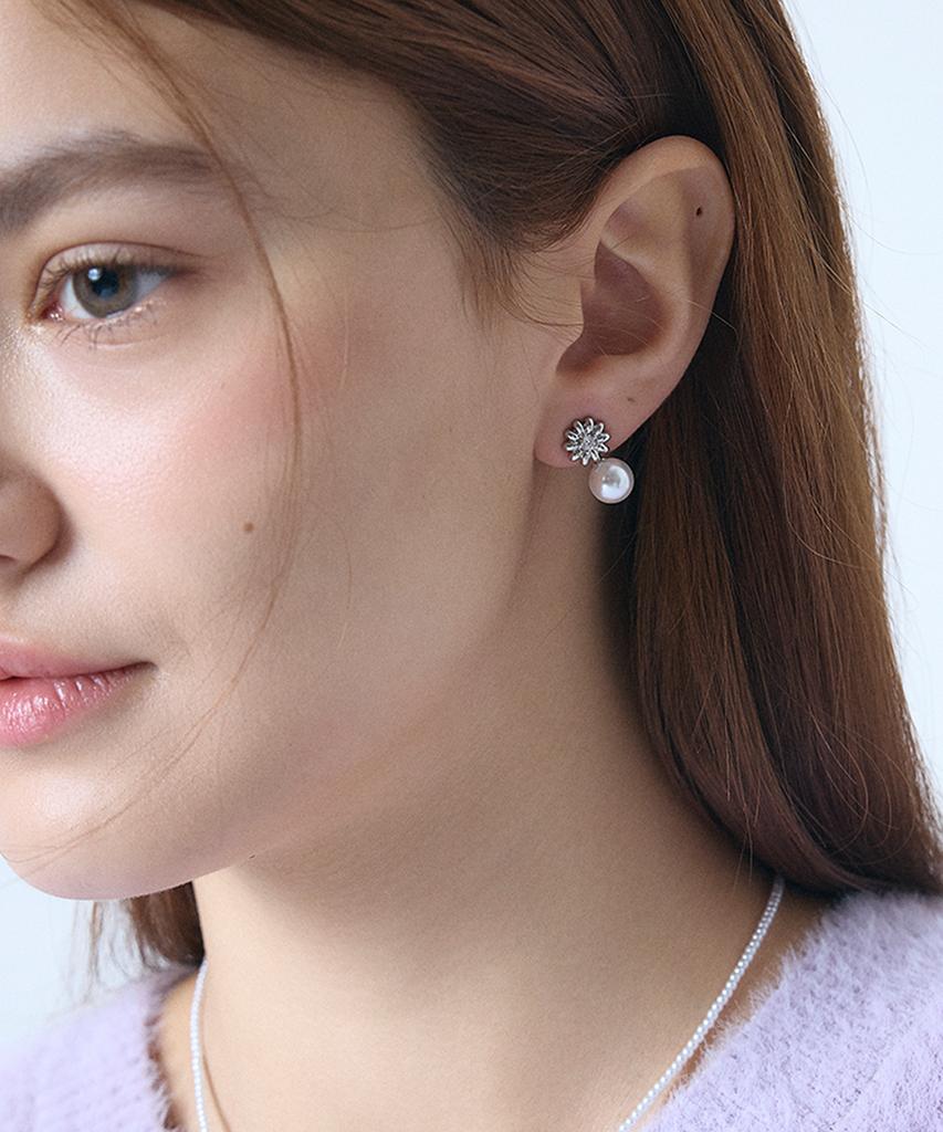 L'Ombrillant Petit Pearl Fleur Earrings (Silver, Gold)