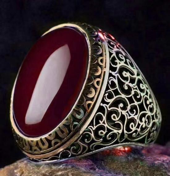 

Чоловічий ретро срібний перстень з різьбленим тотемом та натуральним смарагдом Size 12