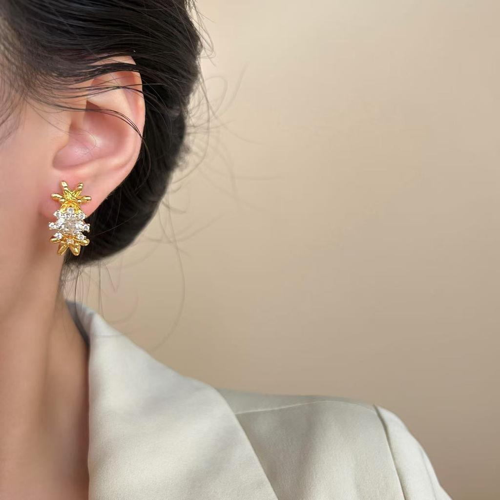 Light and Smart Three-dimensional Flower Zircon Stud Earrings, Super Flash Earrings, Elegant Temperament, Gorgeous and Exquisite Earrings.