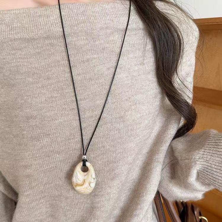 Women's Retro Korean Style Smudged Acrylic Pendant Necklace - Autumn/Winter Fashion