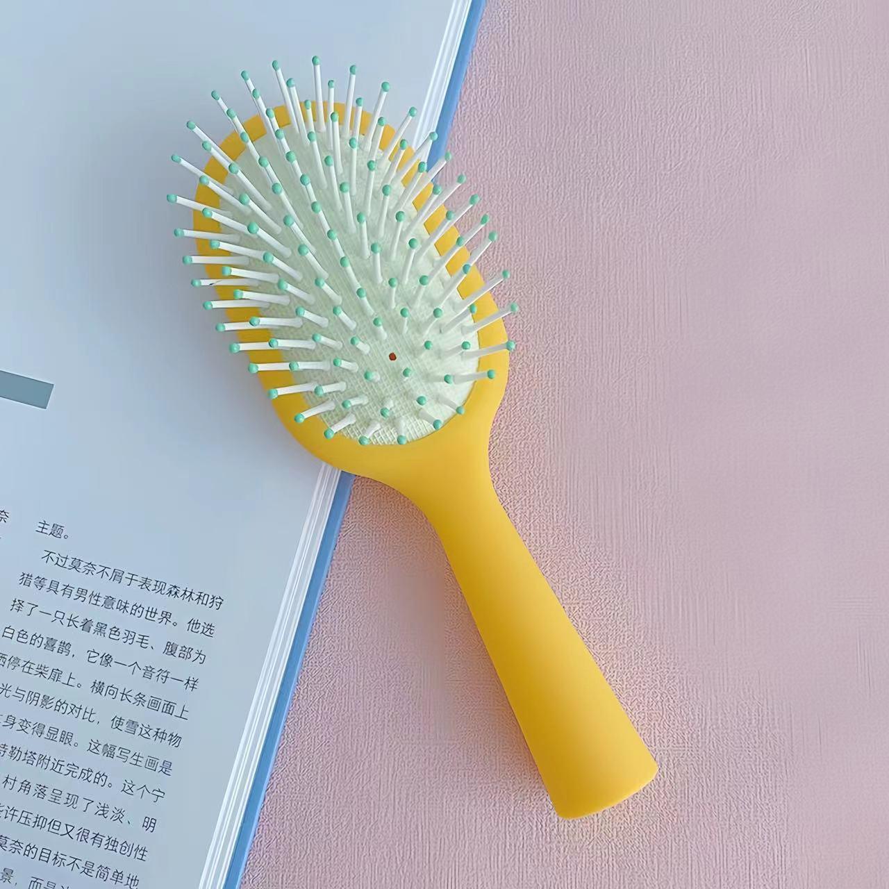 

Женская милая расческа-массажер с воздушной подушкой «Макарон» - Мультяшный дизайн для гладких волос 17*5*3cm жёлтый