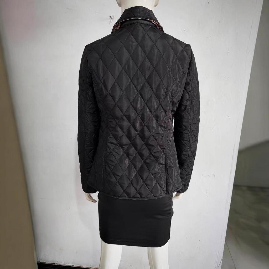 Piumino trapuntato a rombi nero da donna con bottoni in metallo, cappotto invernale casual