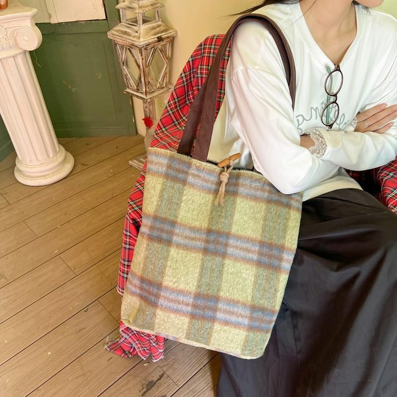 2025 New Retro Woolen Mixed Color Large Capacity Single Shoulder Lazy Style Simple and Versatile Niche Portable Tote Bag