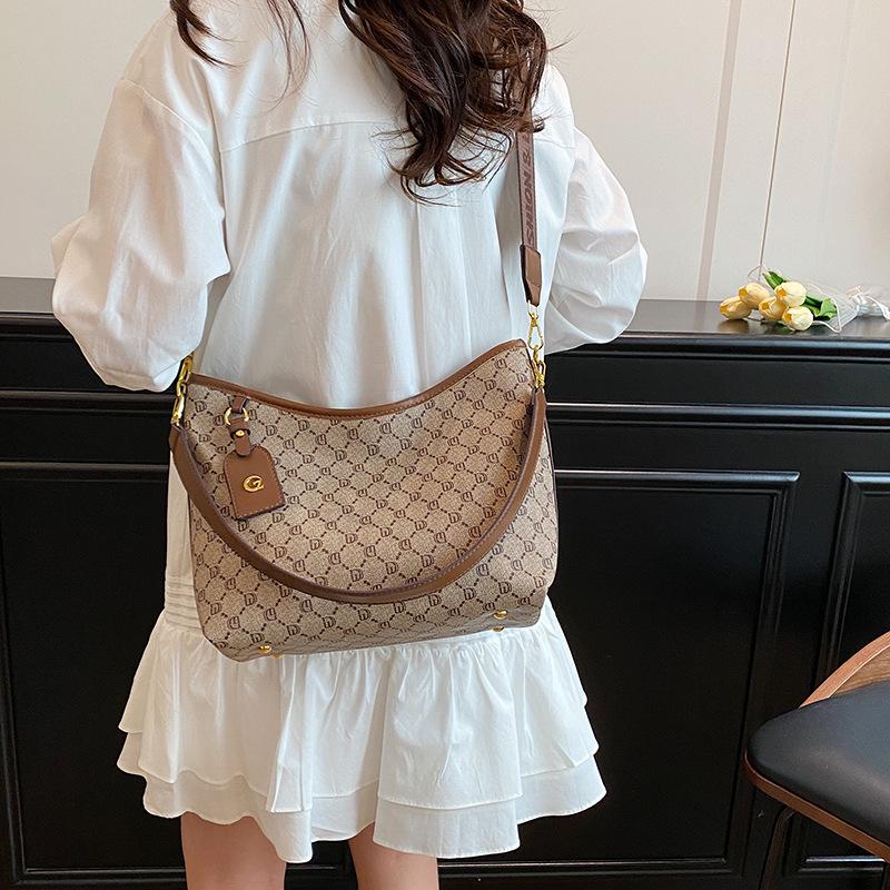 Large-capacity bag women's autumn and winter retro new casual commuter underarm shoulder bag versatile tote bag trendy girl
