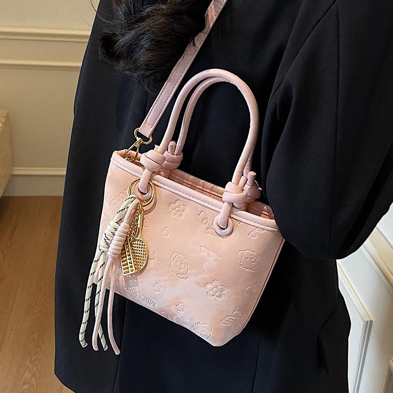 2025 new Korean version of casual niche fashionable embossed portable bucket bag girls commuting shopping versatile messenger bag