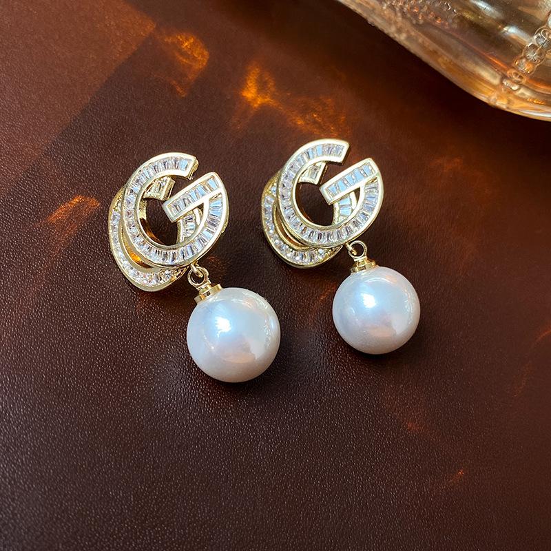 Zircon Gold Letter D Ear Cuffs: High-End Women's Stud Earrings with Versatile Niche Design.