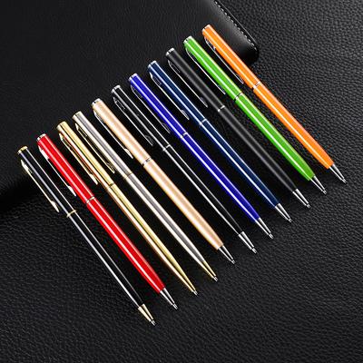 Kreatywny mały metalowy długopis z płaszczami, obrotowy mini prezent reklamowy, długopis biurowy, długopis z podpisem