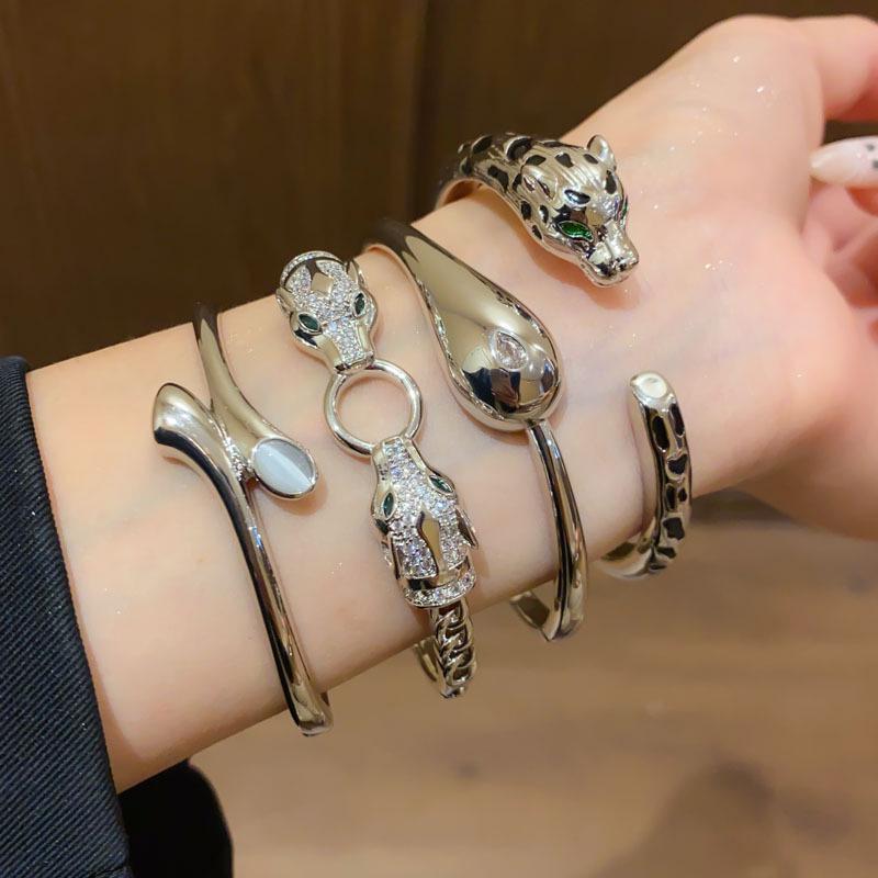 18K Goldplattiertes offenes ovales Crossover-Armreif - Leichter Luxus-Armband für Damen