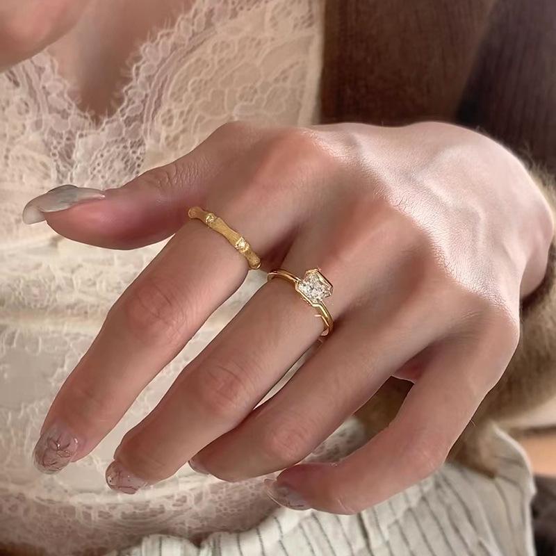 Bague Simple en Diamant Pour Femmes, Avec un Design de Luxe Léger et de Niche, Bague Polyvalente pour l'Index, Sensation Haut de Gamme, Ouverture de Bague Exquise Réglable