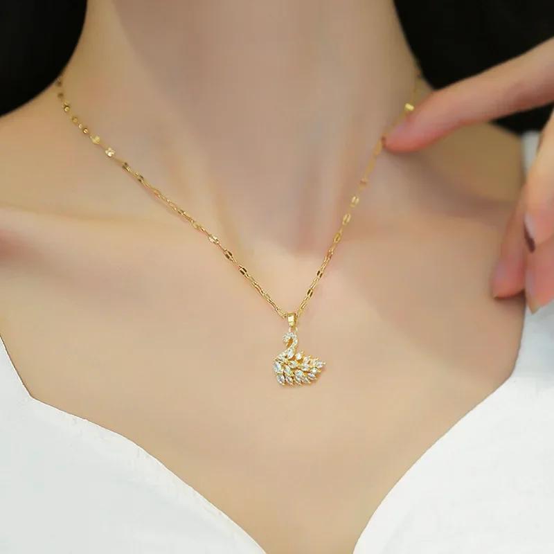Neue Exquisite Vollkristall Rosa Schwan Anhänger Halskette für Damen Luxus Goldfarbe Edelstahl Halsband Korea Schmuck Farbecht