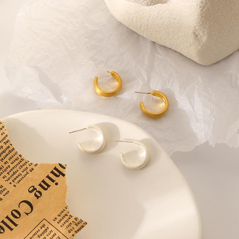 Elegant 925 Silver Circle Stud Earrings for Women - Simple, High-End, Fashionable, and Unique.