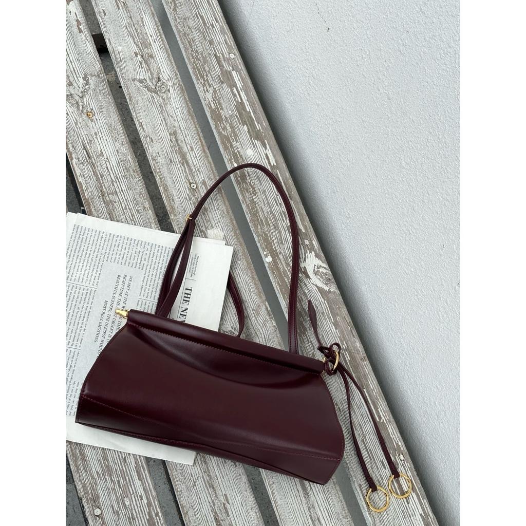2025 neue Sommer- und Herbst-Clip-Tasche Französische Nischen-Leder-Schulter-Unterarmtasche Leder Retro-Mode Baguette-Tasche Damen