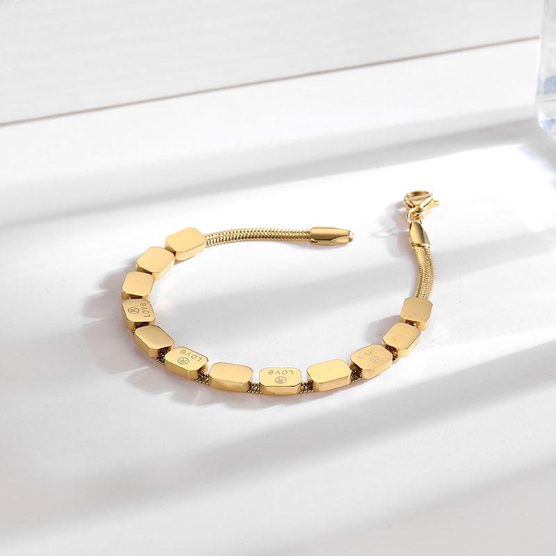 Bracelet carré LOVE en acier titane de style coréen: Design Exquis en Or 18K pour Femmes, Luxe Léger, Bijoux de Main de Célébrité Populaire en Ligne