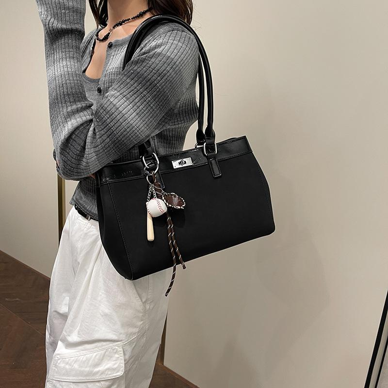 Large-capacity Commuter Tote Bag Women's 2025 New Autumn and Winter Retro Shoulder Bag Retro Going Out Hand Bag