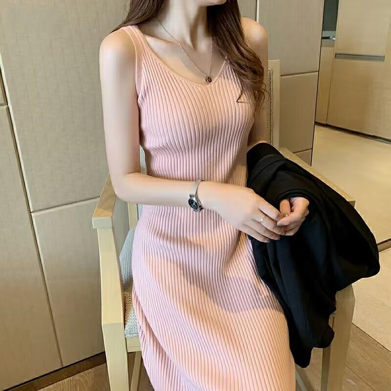Pletené podvazkové šaty na podzim a zimu, přiléhavá vnitřní vrstva, štíhlá a temperamentní střední spodní sukně vesty