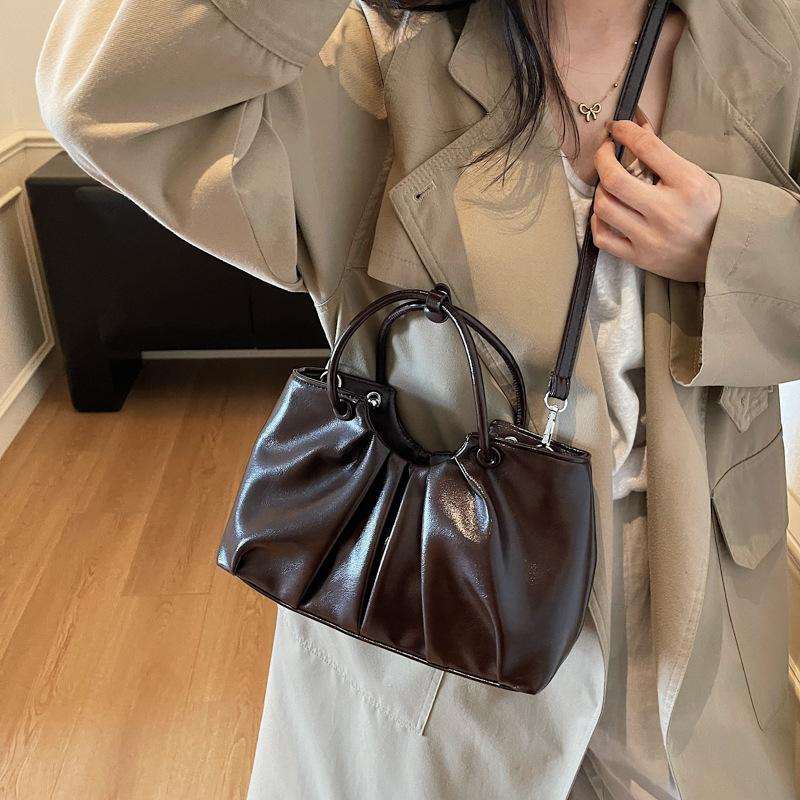 High-end niche bag women's autumn and winter 2025 new retro soft leather messenger bag women's hand-held pleated bucket bag