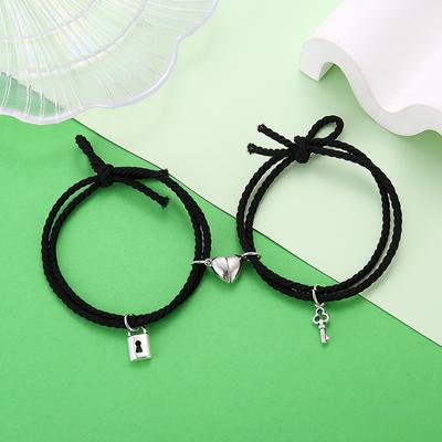 Un simple aimant en corde élastique attire la personnalité du bracelet. Une paire de bijoux en corde