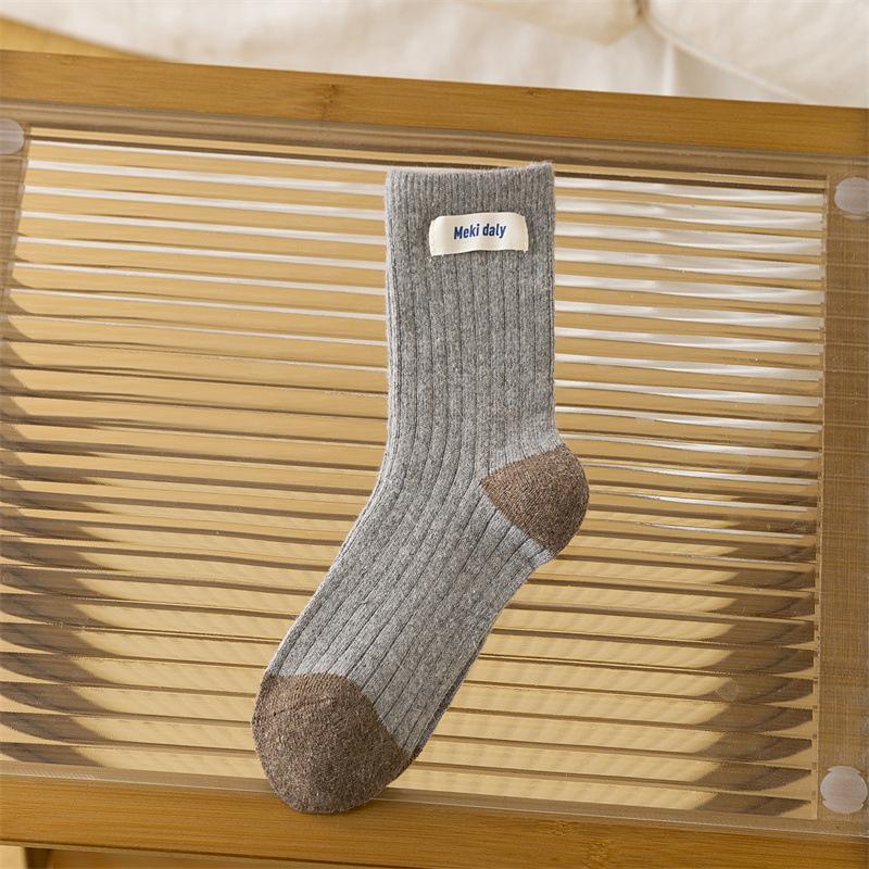 Coffee-brown Wool Mid-calf Socks for Women's Autumn and Winter, Featuring Cartoon Bear Embroidery and Retro Warm Long Calf Socks