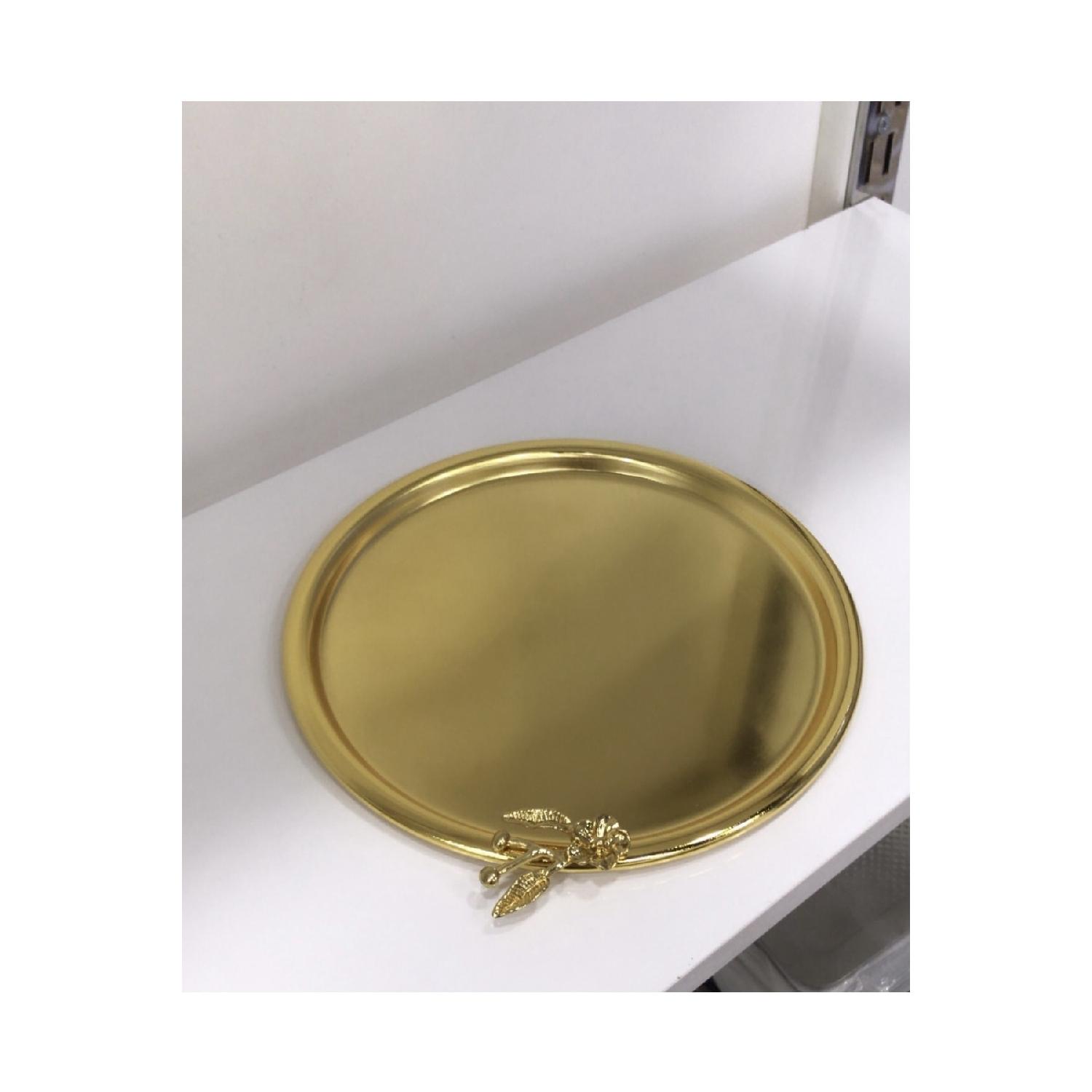 

Позолоченный круглый одинарный поднос с японскими розами, плоская модель Lux