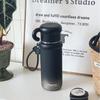 Isolierter Reisebecher mit Tragegurt und Strohhalm für Büro und Außenbereich