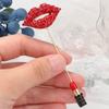 1 stück Kristall Rot Lippenstift Broschen Emaille Pin Jacken Für Frauen Zubehör Pins Strass Revers Pin Kuss Rot Schmuck