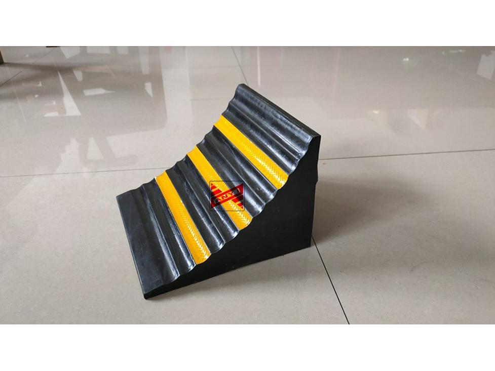 Portable Rubber Wheel Chock: Car, Truck, Parking Anti-Roll Stopper, Skid Preventer Triangle.