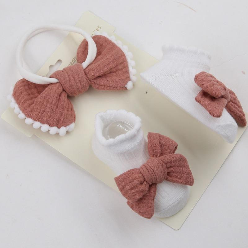 Niedliches europäisches Babysocken-Set mit Spitzen-Stirnband Knitter-Handgebundener Schleifenschmuck Bootssocken Neugeborenen-Stirnband Rutschfeste Bodensocken