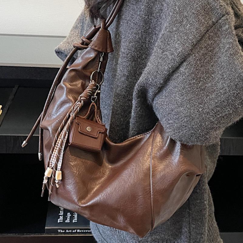 Commuting Large-capacity Soft Leather Dumpling Bag Women's Winter New Fashionable High-value Messenger Bag Women