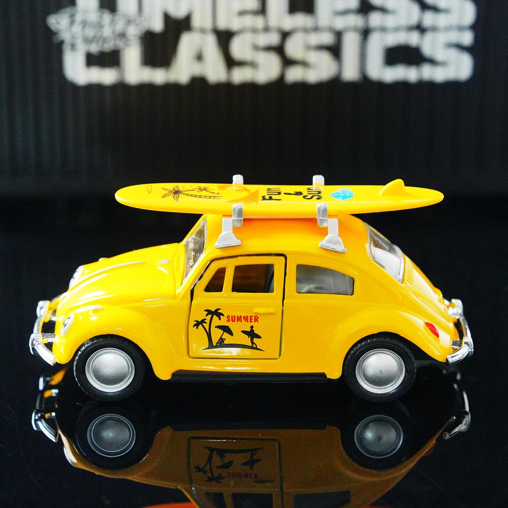 Vintage 1:32 Yellow Beetle Diecast Car With Surfboard Retro Pull-Back Model Toy Open Doors Collectible For Kids Car Fans