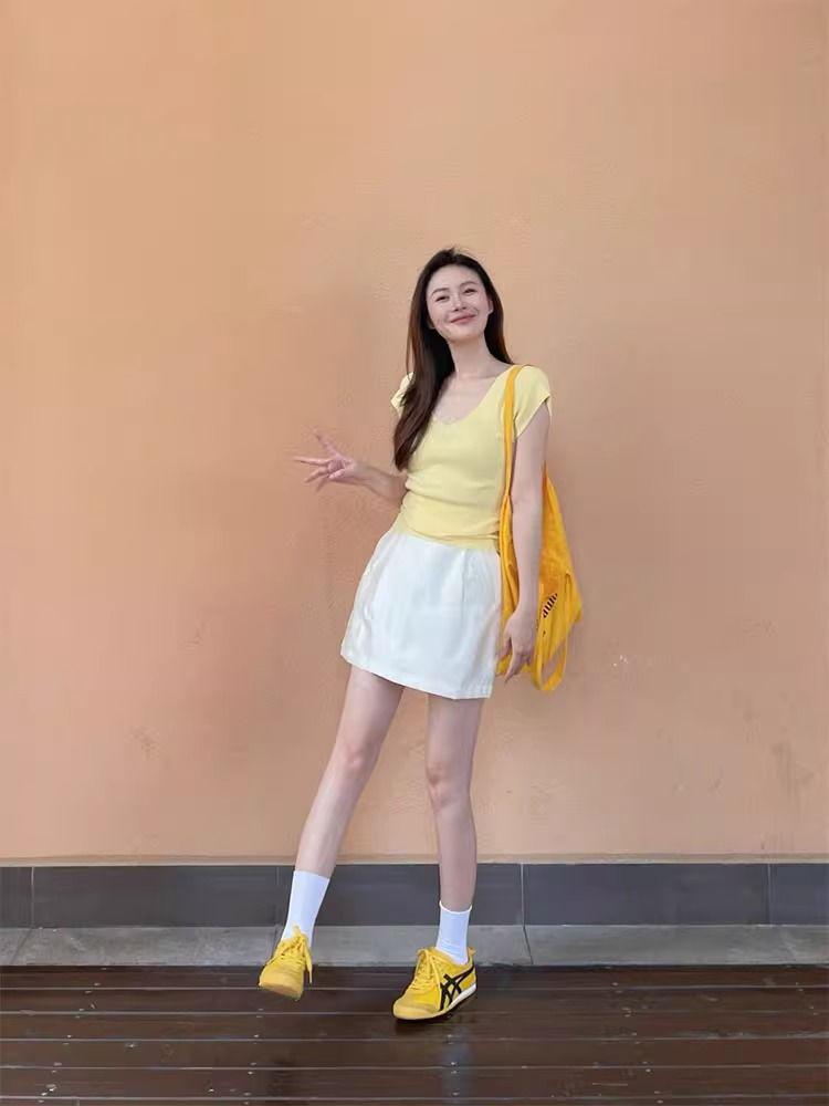 Dámské žluté pletené tričko s krátkým rukávem a výstřihem do V ve stylu léto 2025 – Jedinečný a stylový design