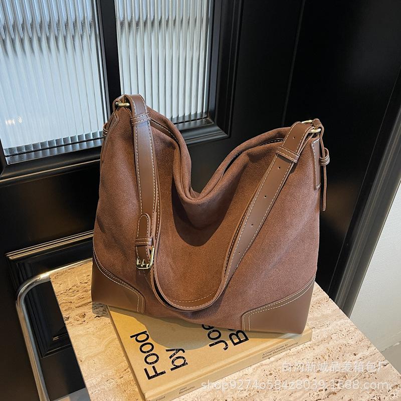 

Retro suede large-capacity bag 2025 new autumn and winter women s bag shoulder messenger bag popular commuter tote bag темно-коричневого
