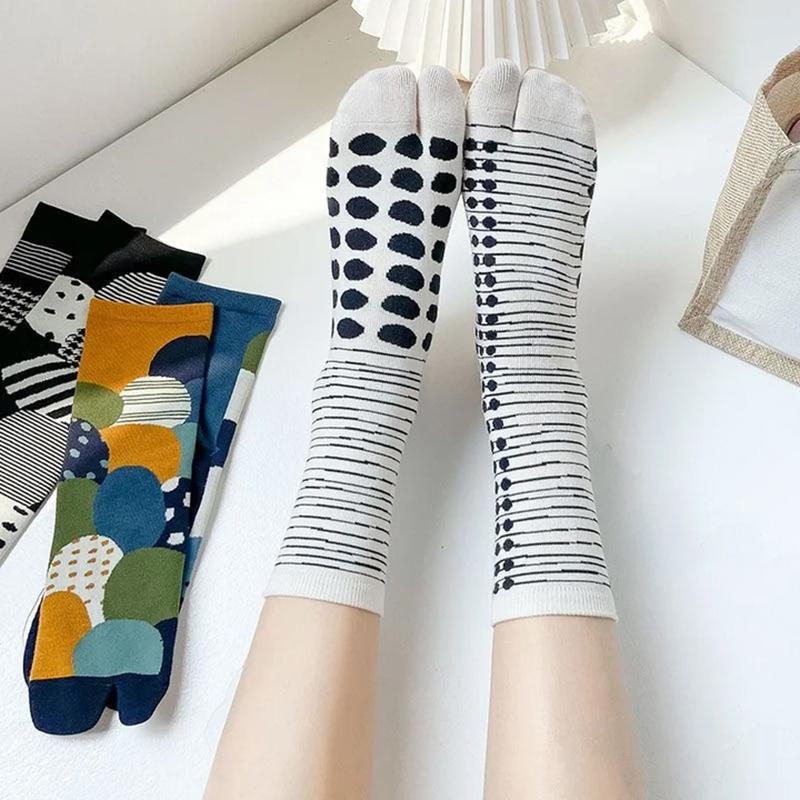 Chaussettes colorées jacquard à deux orteils pour femmes Coton peigné Douces Respirantes Chaussettes à orteils séparés Drôles Chics Plantes Léopard Rayées Chaussettes Tabi