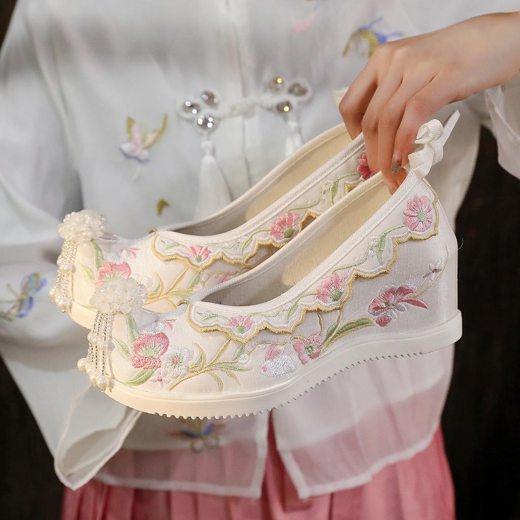 Elegant Embroidered Flower Shoes Hanfu Style Women's High-Rise Shoes Cotton Lined Slip-On Traditional Chinese Costume Footwear
