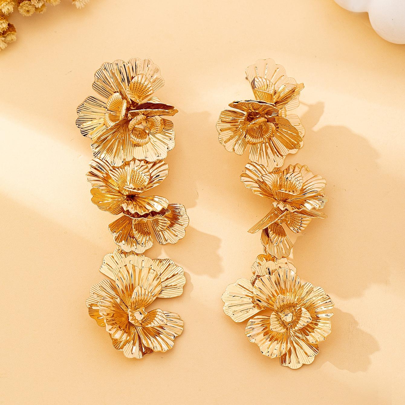 

Women s Earrings, Metal Earrings with 3 Flowers, Sweet and Fashionable, Medium-Length, Suitable for Daily Wear and Vacation Wear золотистый
