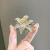 Luxuriöse Brosche in Form einer Lilienblüte mit vollem Diamantbesatz, hochwertige Corsage, Nischen-Allround-Anstecknadel