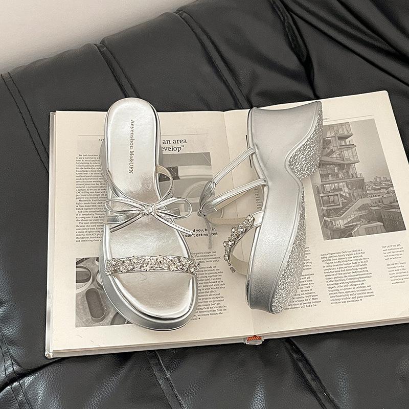 

Французские маффины с бантом на толстой подошве, однословные тапочки, летняя мода для девочек с юбкой, стразы, танкетка, крутые тапочки 39