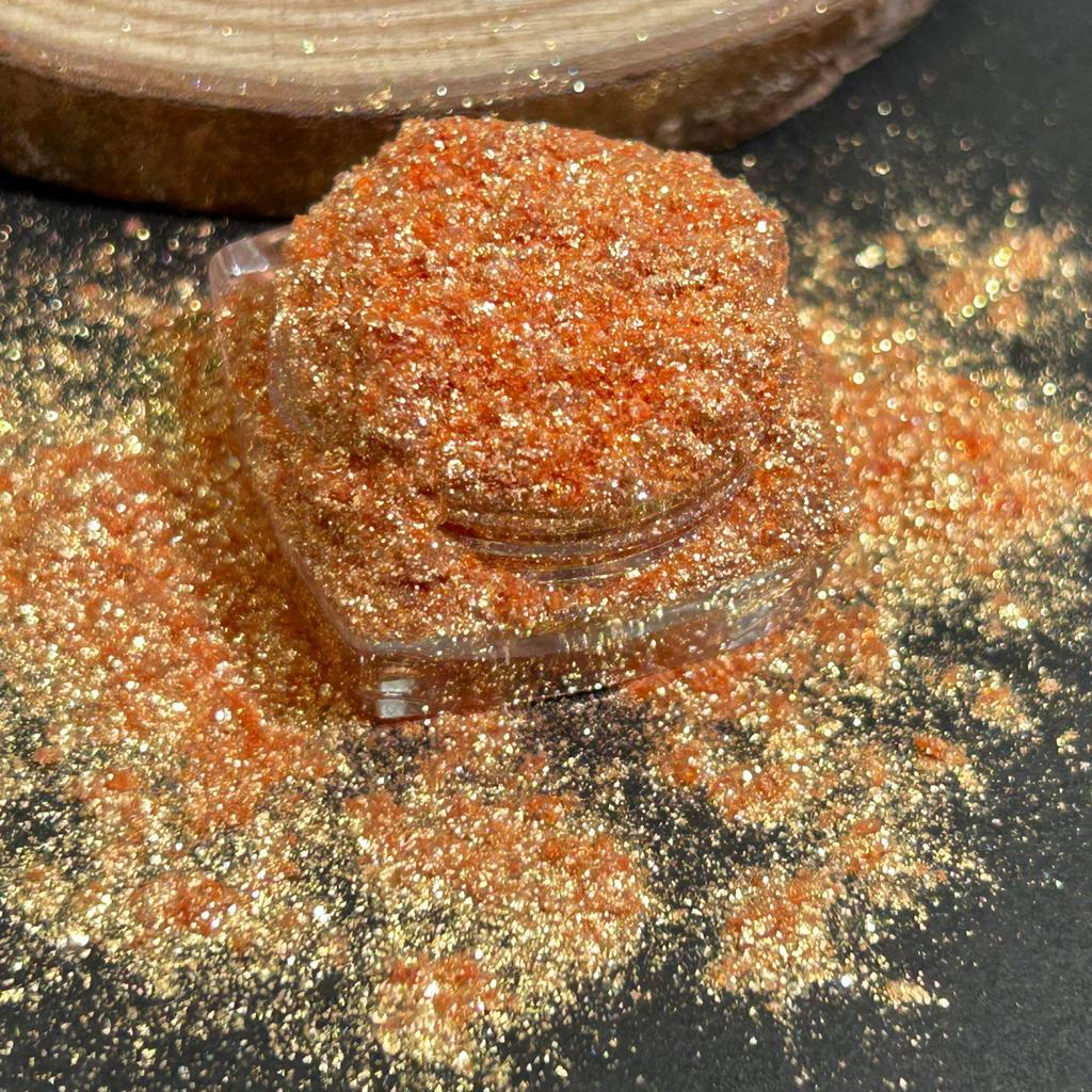 **Iridescent Silver-Plated Glitter Eyeshadow & Highlight Powder**