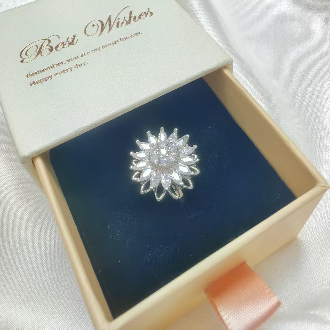 

Rotatable Sunflower Women s Luxury Fashion Ring – Versatile Light Niche Design Adjustable Open срібний