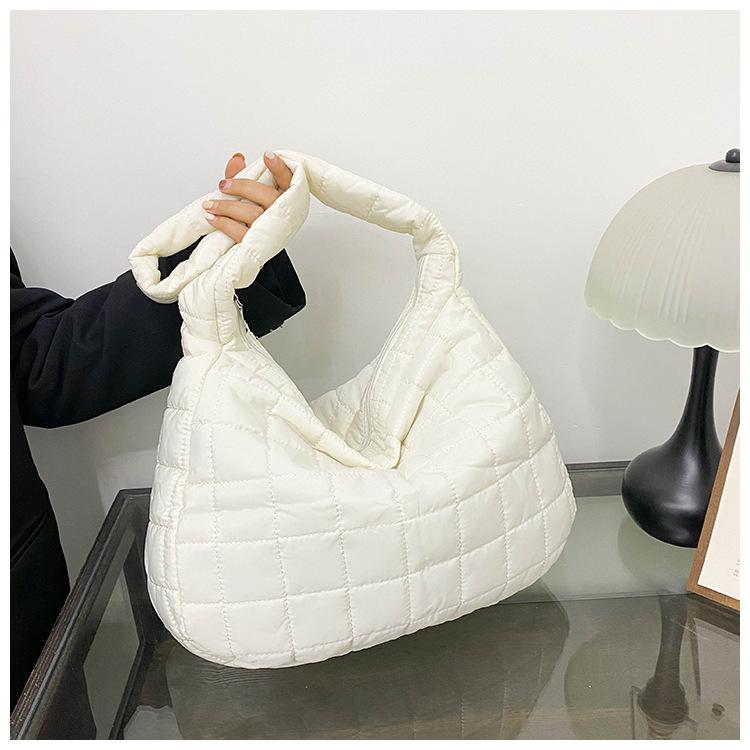 Lazy Wind Rhombus Cloud Casual Winter Cotton Embroidery Thread New Personalized Casual Lightweight Underarm Messenger Bag