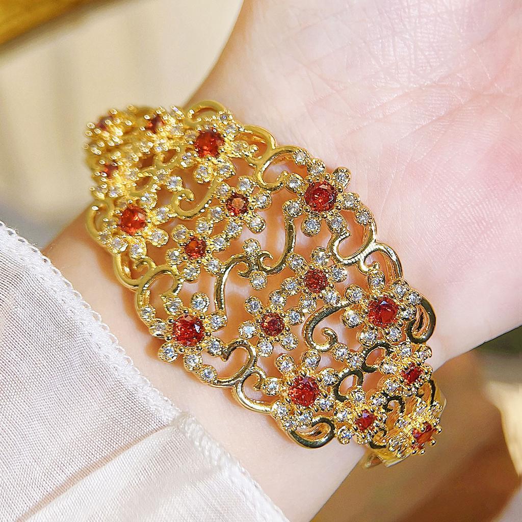 2026 European and American Retro Engraved Lace Emerald Design Bracelet Light Luxury High-end Wedding Bracelet Stacked