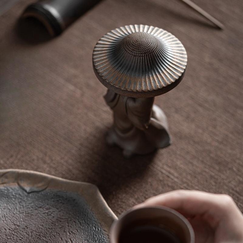 Japanese Gilding Iron Glaze Monk Tea Strainer All-Ceramic Integrated FilterTea Pet Decoration Tea Net Tea Strainer Tea Filter