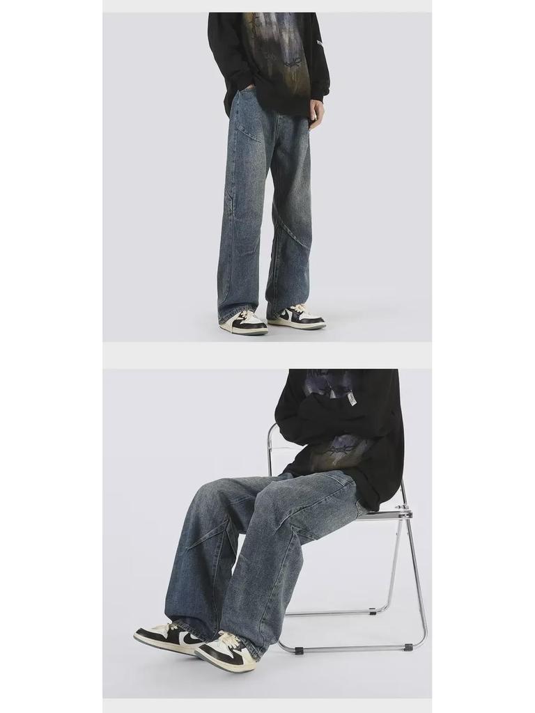 Herrenjeans im Used-Look mit Waschung: High-Street-Vibe, lockere Passform, gerader, ausgestellter Stil für Frühling und Herbst.