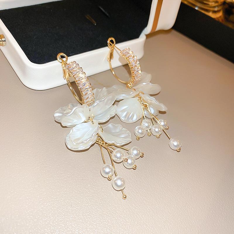 European and American pearl petal fringed earrings light luxury high-end stud earrings temperament versatile earrings design sense niche