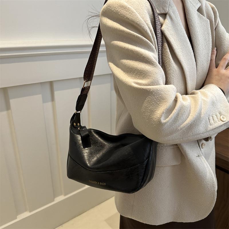 Chic Medium Sized Dumpling Bag Versatile Pu Shoulder Bag For Fashion Forward Women
