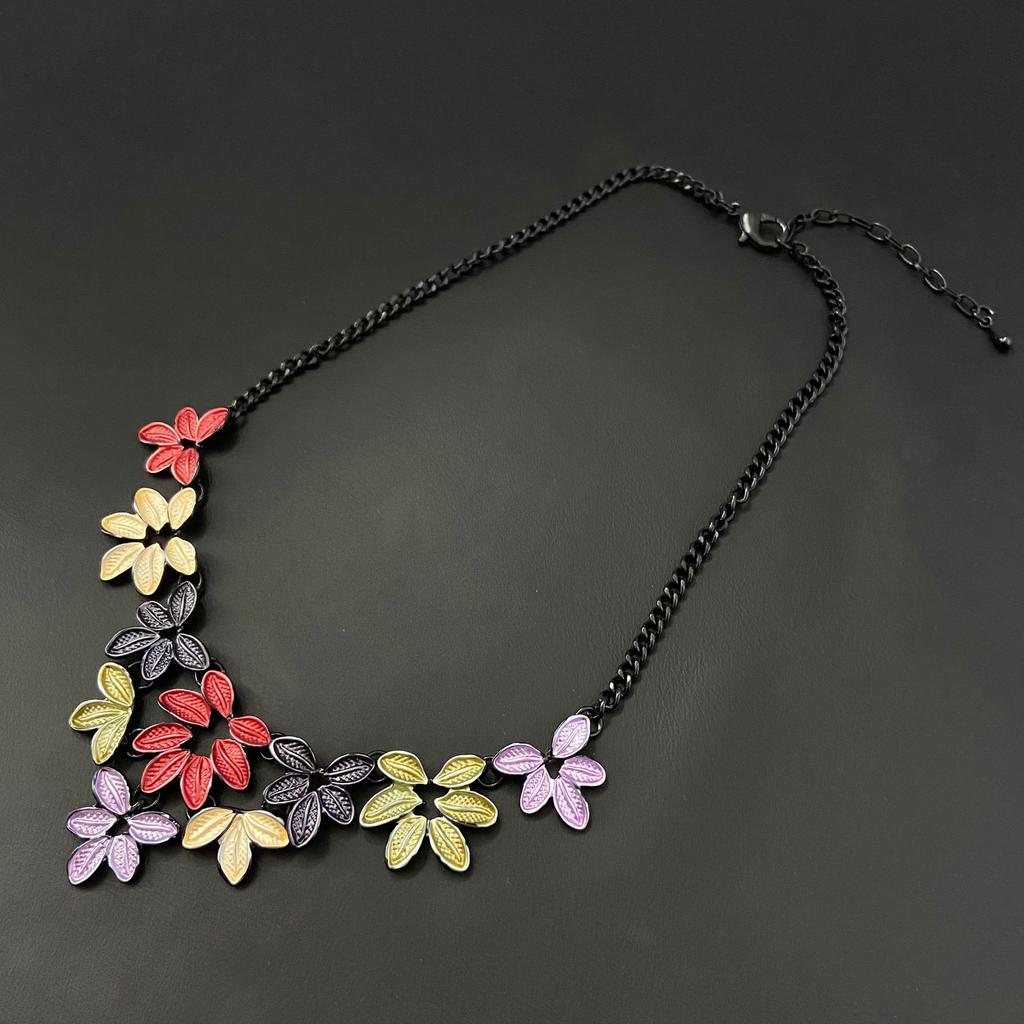 Pendentif long fleur géométrique creuse couleur émail, pendentif collier polyvalent en forme de cœur pour femme à sens élevé