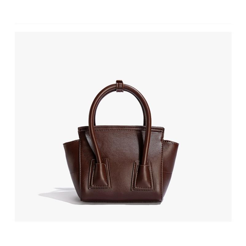 

Сумка через плечо — отличный выбор для стильных поездок на работу. кофейный