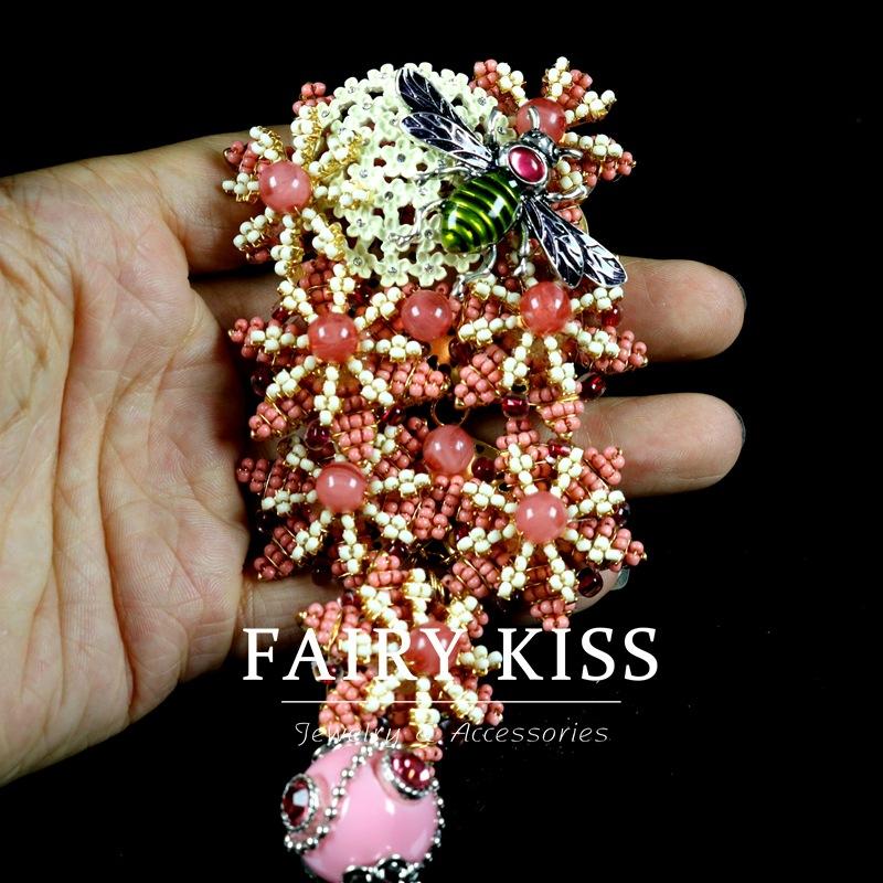 

Heavy Industry Brooch Pink Hand-woven Rice Beads Flower Little Bee Fashion Corsage Gold-plated Hollow Pattern