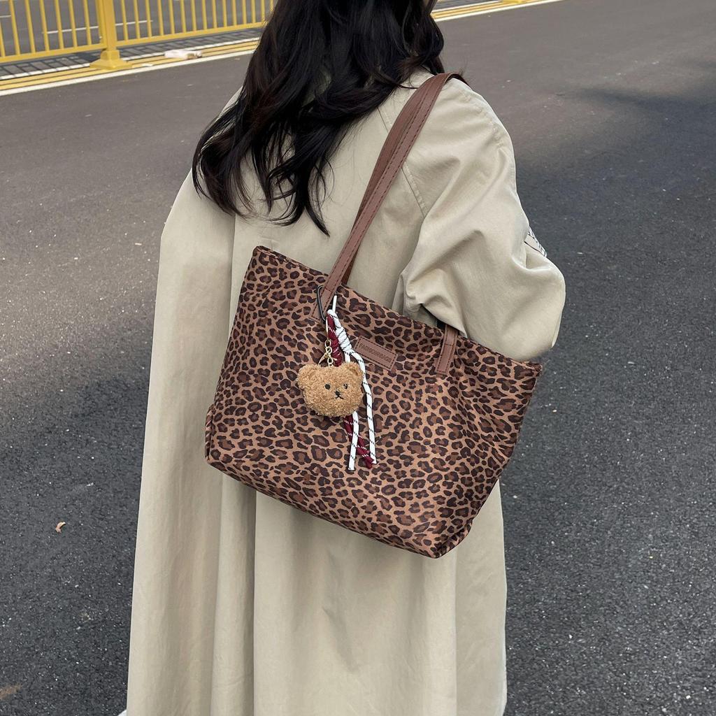 Leopard Print European Retro Tote Bag: Fashionable, Versatile, Large-Capacity Shoulder Handbag for Women